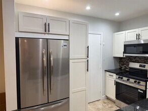 5700 NE 22nd Way in Fort Lauderdale, FL - Foto de edificio - Building Photo