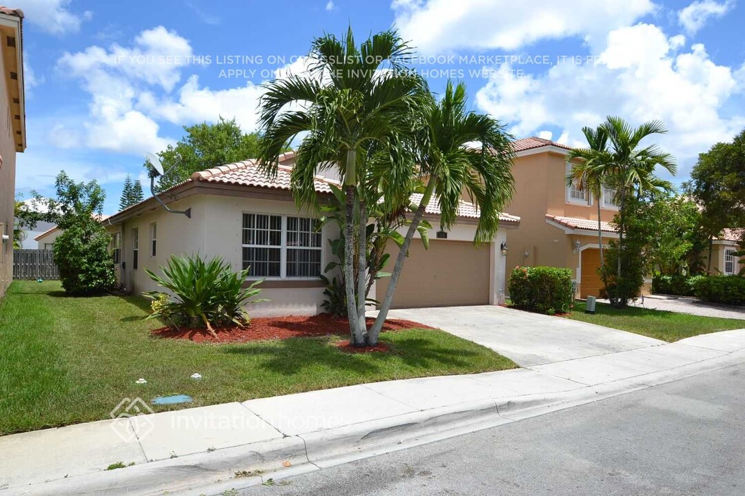 1365 SW 106th Ave in Pembroke Pines, FL - Building Photo