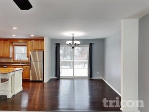 412 Harold Dr, Unit B1 in Burnsville, MN - Foto de edificio - Building Photo