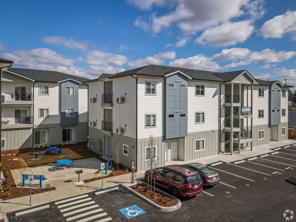 Lake Grove Apartments! in Lakewood, WA - Building Photo