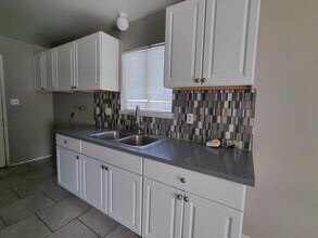111 Greenbriar Townhouse Way in Las Vegas, NV - Building Photo - Building Photo