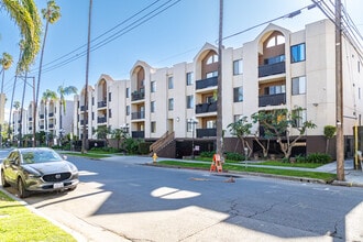 Beesan Condos Apartments in Van Nuys, CA - Foto de edificio - Building Photo