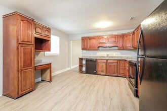 5018 Shoreline Dr in Greensboro, NC - Foto de edificio - Building Photo