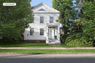 11 Henry St in Sag Harbor, NY - Building Photo