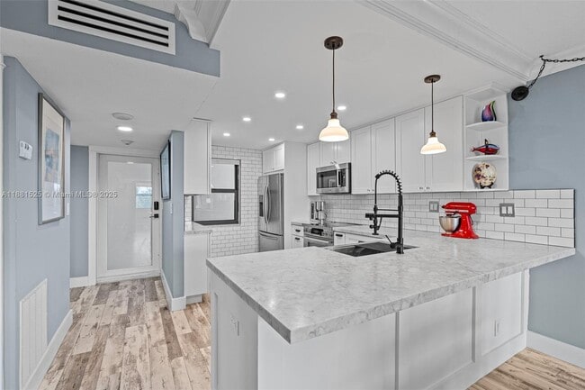 property at 1401 N Riverside Dr