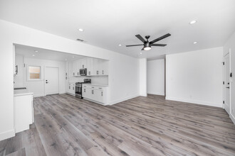 3739 Centralia St in Lakewood, CA - Building Photo - Interior Photo