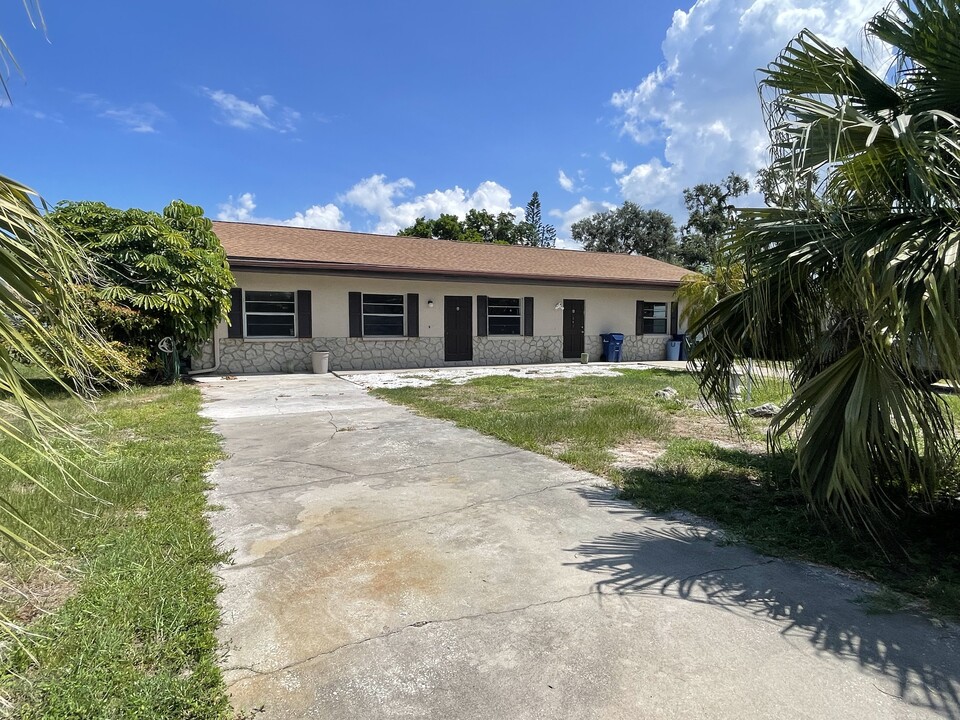 204 Palmetto Rd W in Nokomis, FL - Building Photo