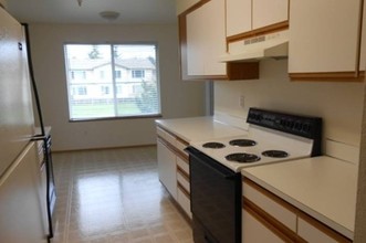 Westview Apartments in McMinnville, OR - Building Photo - Interior Photo