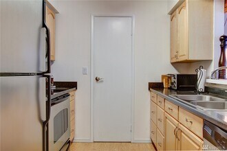 17207 NE 45th St, Unit #76 in Redmond, WA - Building Photo - Building Photo