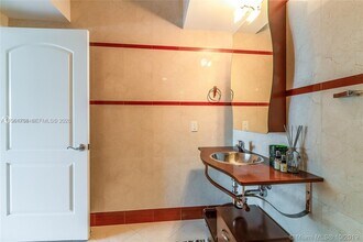 110 Washington Ave in Miami Beach, FL - Building Photo - Building Photo