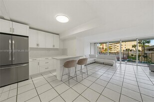 9210 Fontainebleau Blvd in Miami, FL - Building Photo