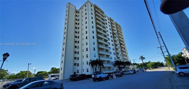 900 NE 18th Ave in Fort Lauderdale, FL - Foto de edificio - Building Photo