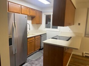 1102 Broaddus St, Unit four in Anchorage, AK - Foto de edificio - Building Photo
