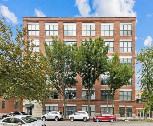 1720 N Marshfield Ave, Unit 402 in Chicago, IL - Building Photo - Building Photo