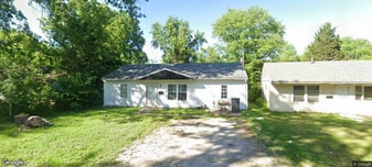 8 Louise Ln in Sauget, IL - Building Photo