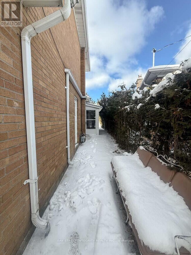 130 Kingslake Rd in Toronto, ON - Building Photo - Building Photo