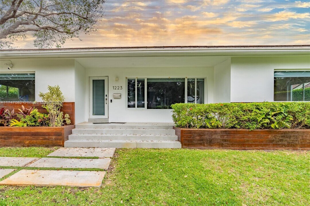 1223 NE 102nd St in Miami Shores, FL - Foto de edificio
