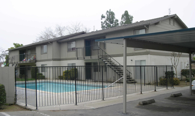 Sunrise Meadows in Sanger, CA - Foto de edificio - Building Photo