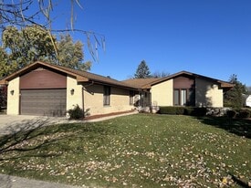 2653 N Bradford Dr in Arlington Heights, IL - Building Photo