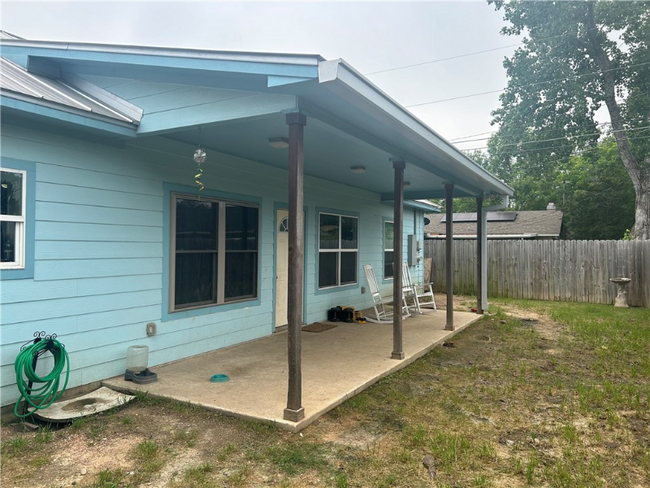 1202 Ave B in Lacy Lakeview, TX - Foto de edificio - Building Photo