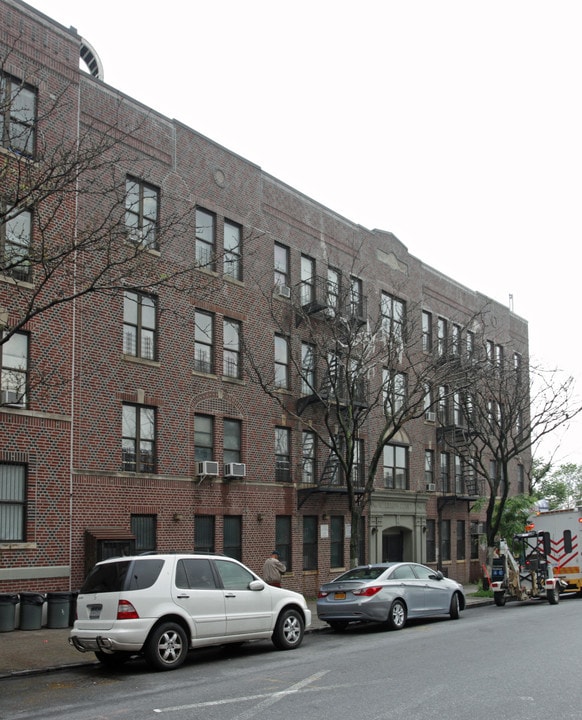 Lillian Court in Brooklyn, NY - Foto de edificio