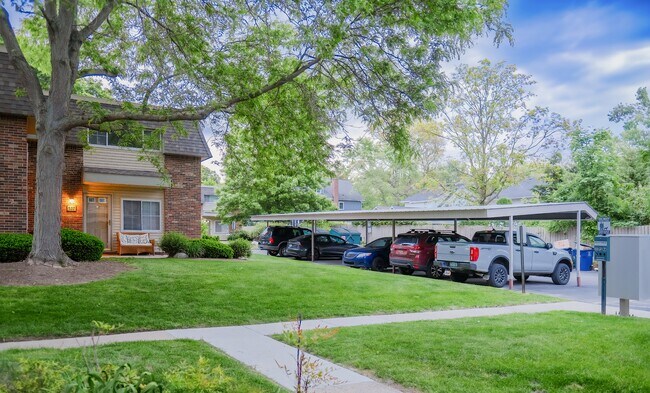 531 Longshore Dr in Ann Arbor, MI - Building Photo - Building Photo