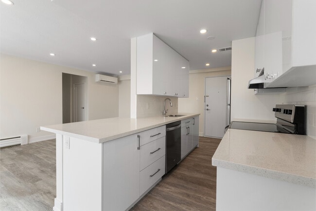 2440 Queen Street East in Toronto, ON - Building Photo - Building Photo