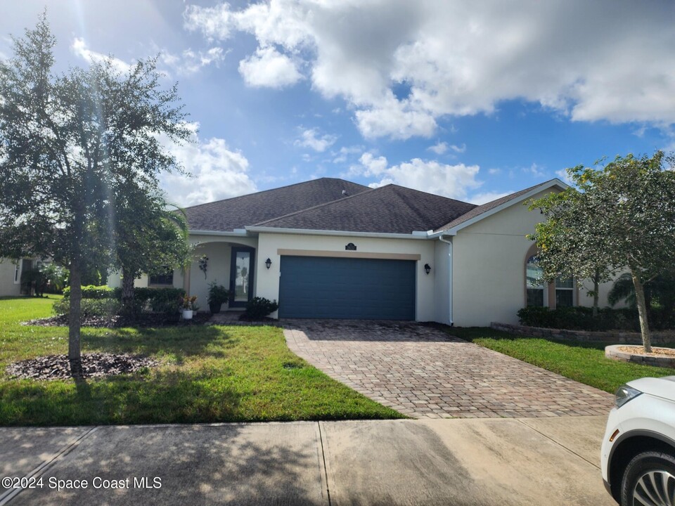 2637 Trasona Dr in Melbourne, FL - Foto de edificio