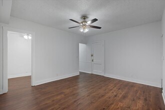 3727 N Pine Grove Ave, Unit 214 in Chicago, IL - Building Photo - Building Photo