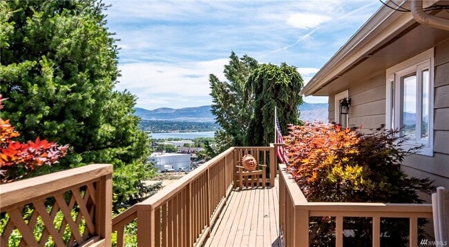 property at 2904 Alvista Pl