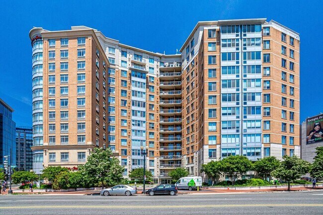 555 Massachusetts Ave NW in Washington, DC - Building Photo - Building Photo