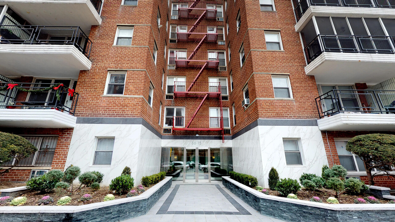 66-15 Thornton Place in Rego Park, NY - Building Photo