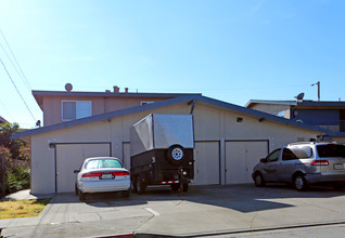 Harris Court in Hayward, CA - Foto de edificio - Building Photo