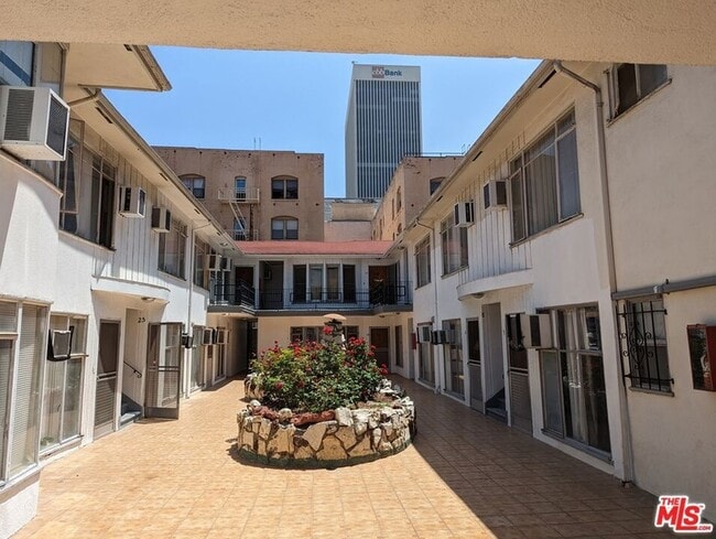 628 S Ardmore Ave, Unit 24 in Los Angeles, CA - Building Photo - Building Photo