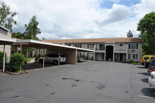 Pine Tree Lane Apartments in Portland, OR - Building Photo - Building Photo