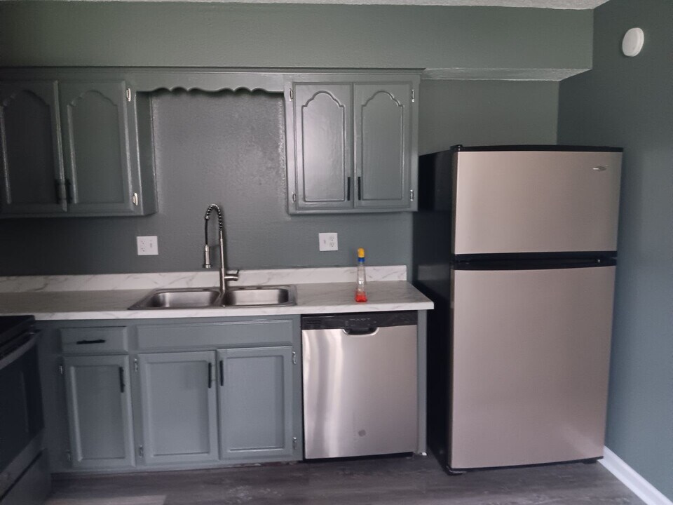 208 NE Cedar Ct in Blue Springs, MO - Building Photo