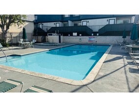 18550 Hatteras St in Tarzana, CA - Building Photo - Building Photo