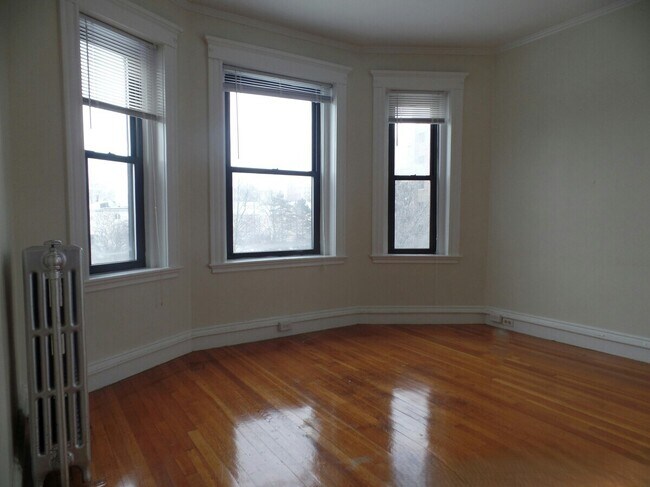 19 Washington St S, Unit 304 in Malden, MA - Building Photo - Building Photo