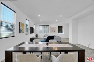 725 Daniel Freeman Cir in Inglewood, CA - Building Photo - Building Photo
