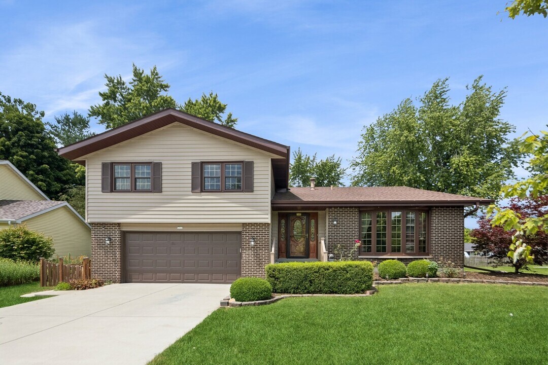 15216 S Clover Ct in Plainfield, IL - Building Photo