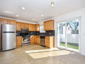 30 Nesaquake Ave in Port Washington, NY - Building Photo - Building Photo