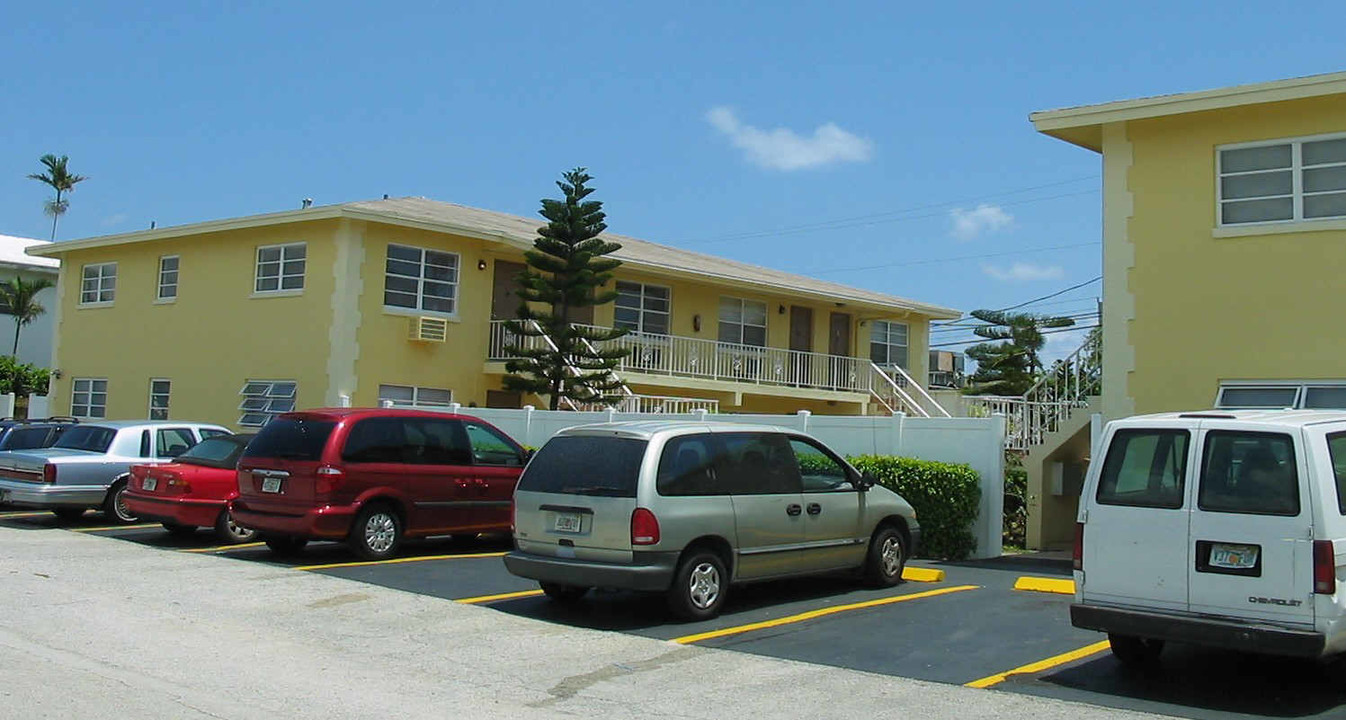 Hemingway at Knoll Ridge in Fort Lauderdale, FL - Foto de edificio