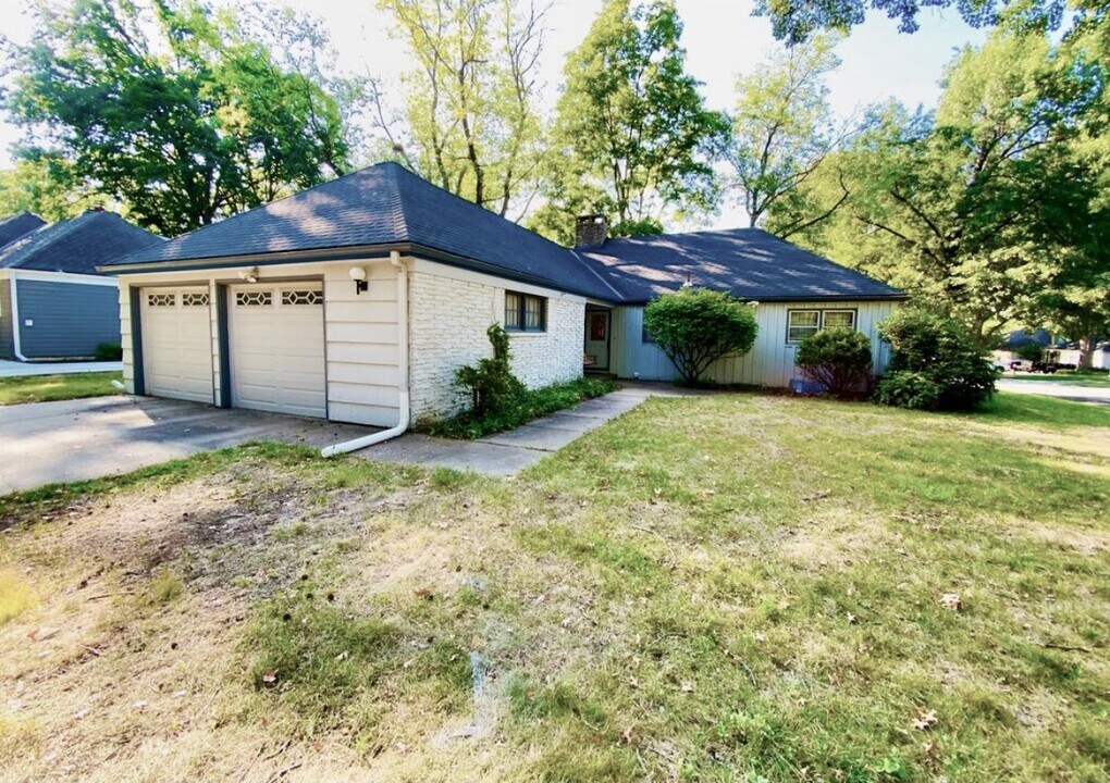 4825 Pawnee Dr in Roeland Park, KS - Building Photo