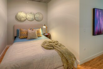 165 W Couch Pl in Chicago, IL - Building Photo - Building Photo