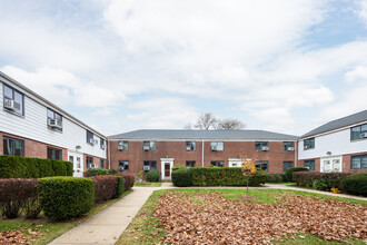 Bell Park Gardens in Oakland Gardens, NY - Building Photo - Building Photo