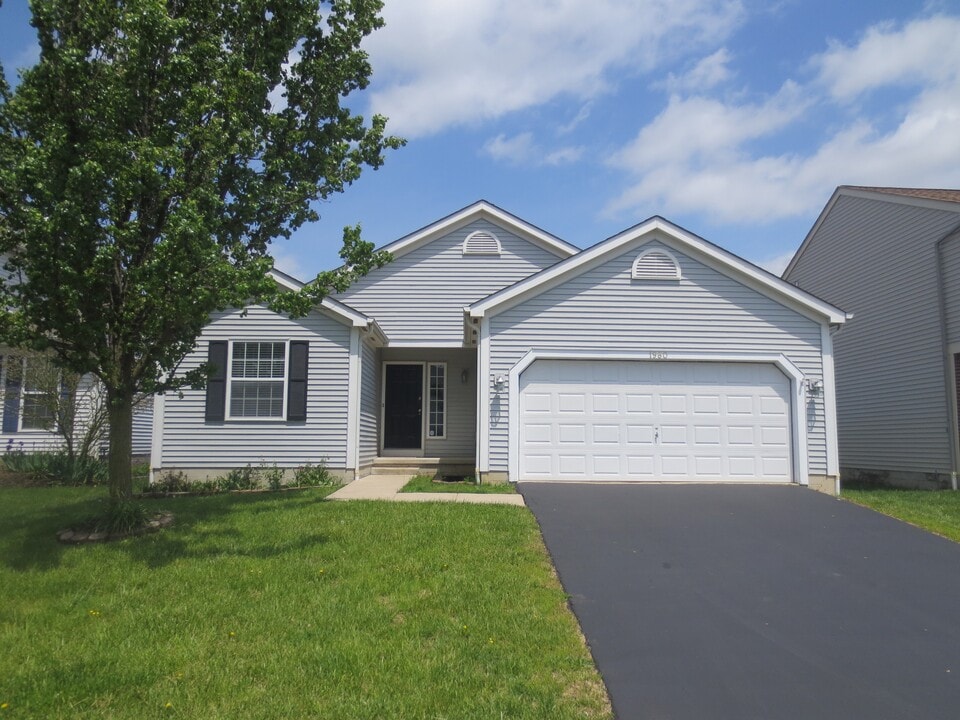 1960 Queens Meadow Ln in Grove City, OH - Building Photo