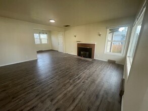 9336 SE Fuller Rd in Happy Valley, OR - Building Photo - Building Photo