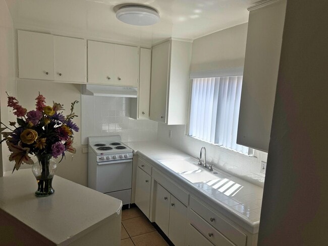 7817 Reseda Blvd in Los Angeles, CA - Building Photo - Building Photo