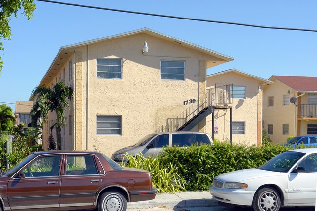 1739 W 41st St in Hialeah, FL - Foto de edificio - Building Photo