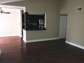 2440 NW 33rd St in Oakland Park, FL - Building Photo - Building Photo